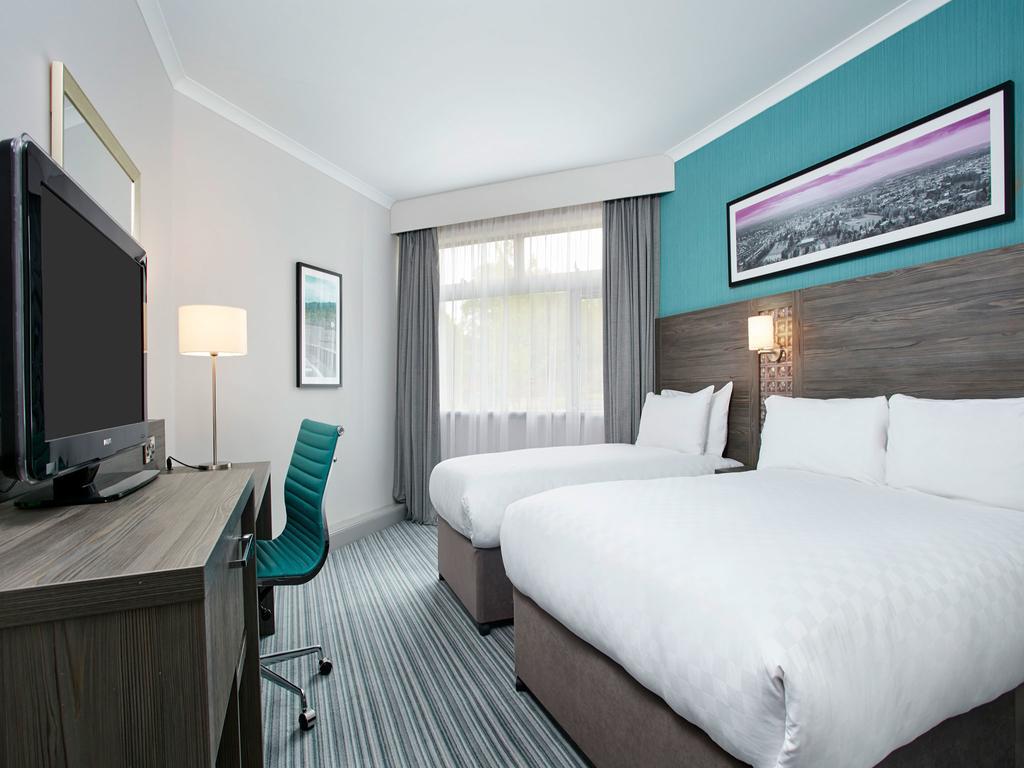 Leonardo Hotel Cheltenham Bagian luar foto